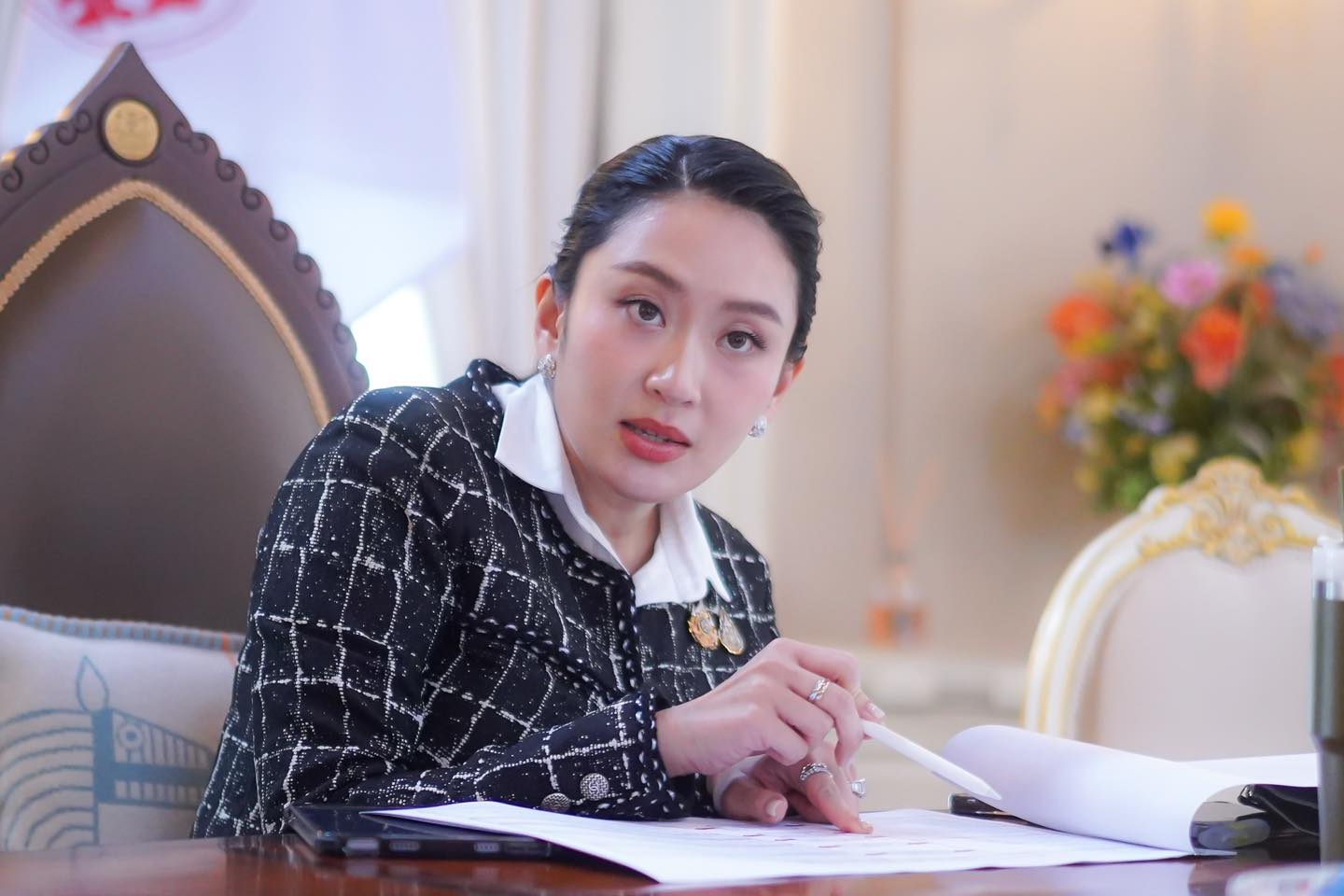 លោកស្រី ផែថងថាន ឈិនៈវ័ត&nbsp;(ភាសាថៃ៖ แพทองธาร ชินวัตร)&nbsp;&nbsp;