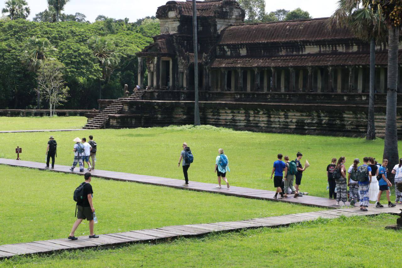 ភ្ញៀវទេសចរកំពុងដើកម្សាន្តនៅរមណីដ្ឋានអង្គរថ្ងៃទី៣១កក្កដា ឆ្នាំ២០២៥។ ប្រភពរូបភាព៖ អាជ្ញាធរជាតិអប្សរា។