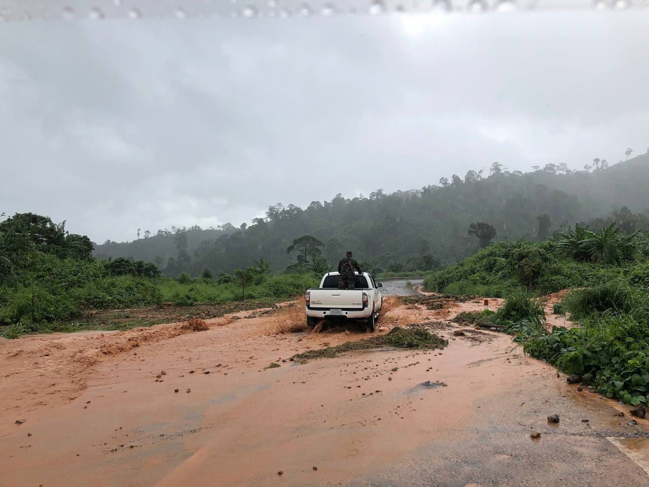 រូបភាពកាលពីថ្ងៃទី២៩កញ្ញា ឆ្នាំ២០២៥ ដែលជំនន់ទឹកភ្លៀងហូរច្រោះ បង្កទៅជាការបាក់ដីធ្លាក់បាំងតួផ្លូវ