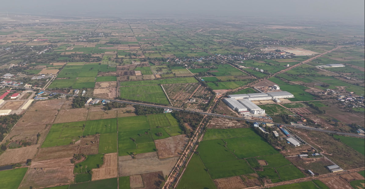 ទិដ្ឋភាពវាលស្រែ និងផ្ទះពលរដ្ឋក្នុងស្រុកបាទី ខេត្តតាកែវ ថតពីលើអាកាសទៅ។&nbsp;