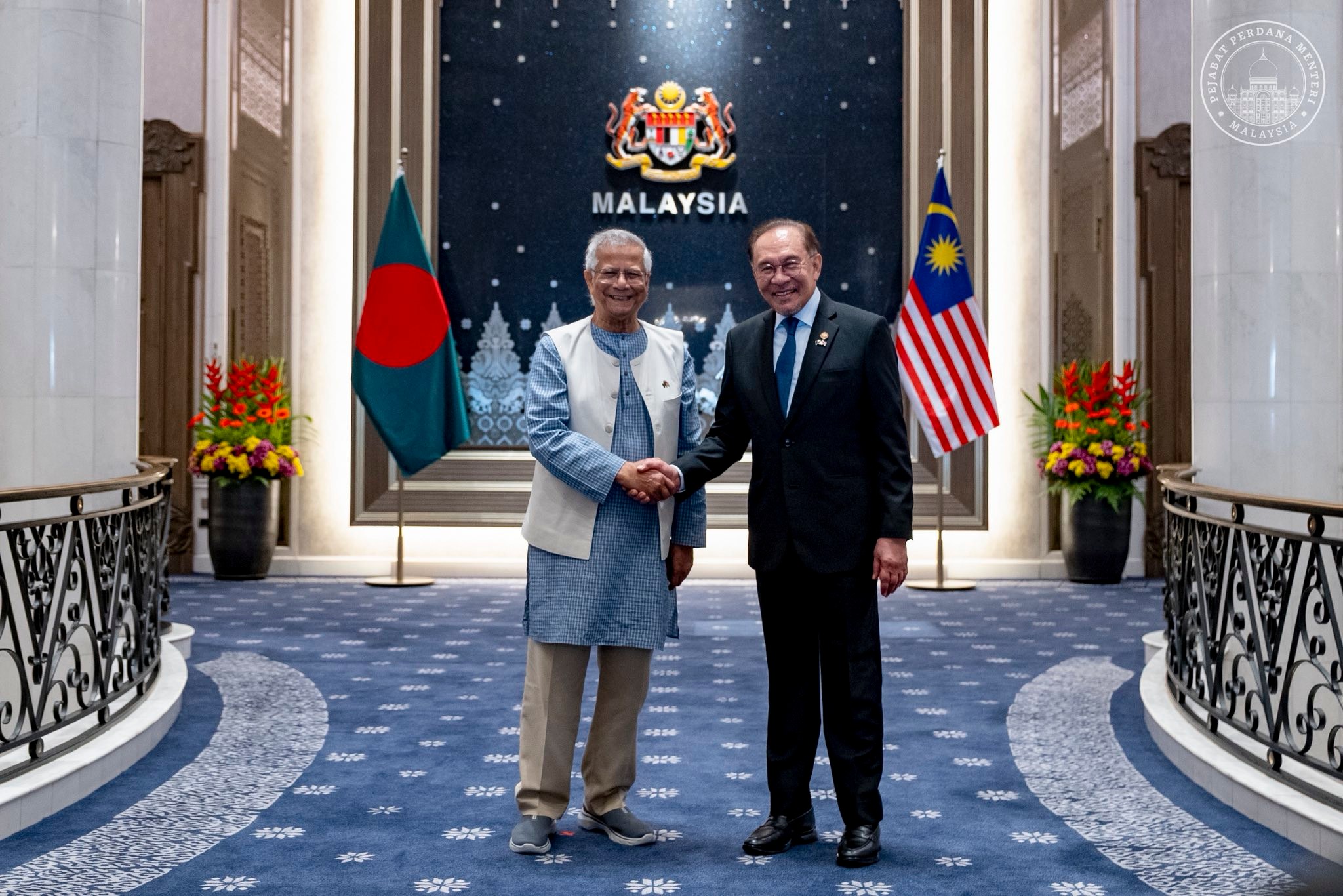 លោក អាន់វ៉ា អ៊ីប្រាហ៊ីម (ស្តាំ) និងលោក មូហាំម៉ាត់ យូនុស (Muhammad Yunus)