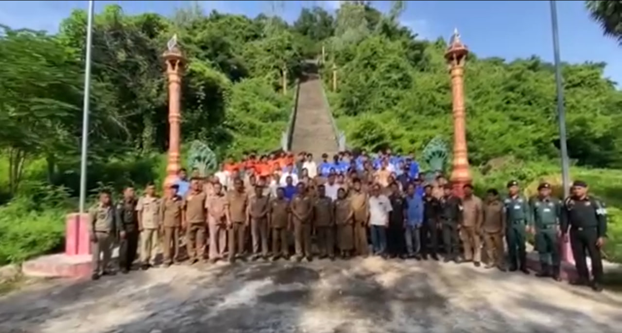 មន្រ្តីរដ្ឋបាលស្រុកបាភ្នំ ខេត្តព្រៃវែង ចេញវីដេអូបដិសេធនឹងការបង្ហោះរបស់លោក ម៉ិច ដារ៉ា។