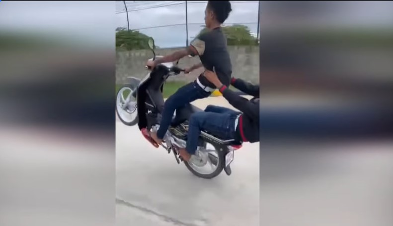 ក្មេងទំនើងបង្ហោះម៉ូតូ ហើយត្រូវអាជ្ញាធរឃាត់ខ្លួន