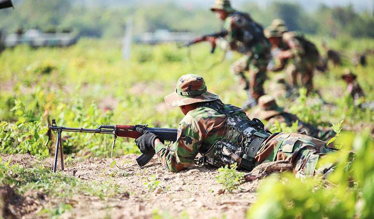កងទ័ពកម្ពុជា កំពុងហ្វឹកហាត់។