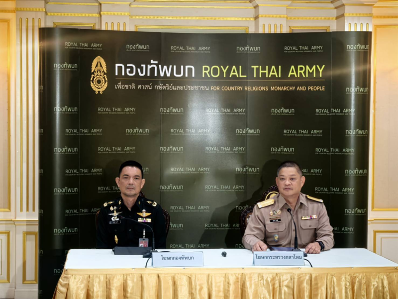 លោក វីនថៃ ស៊ូវ៉ារី (ឆ្វេង) និងលោក ស៊ូរៈសាន គង់សិរី