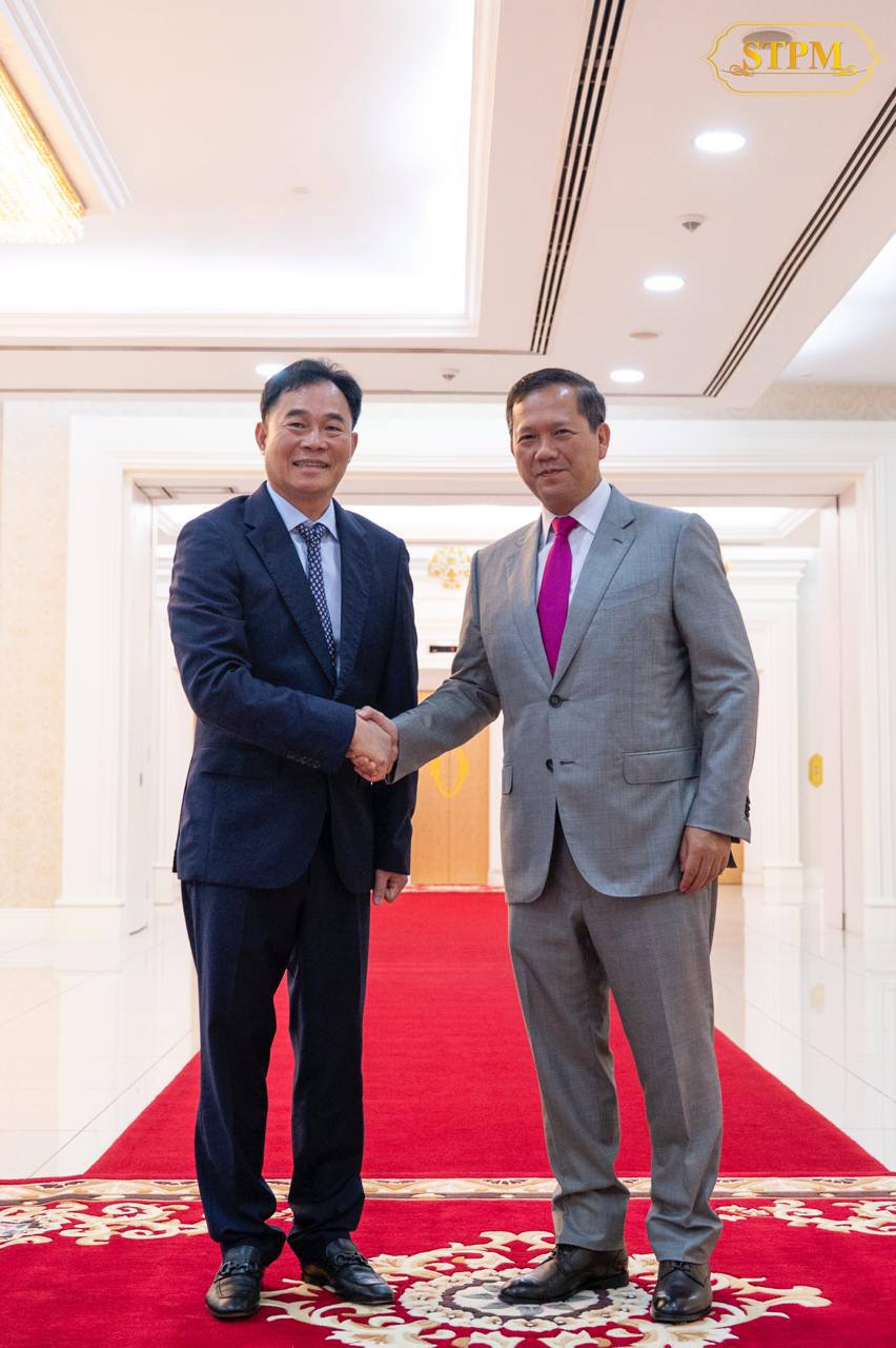 លោក ហ្សាង លាងហុង&nbsp;(ភាសាចិន៖ 張良紅) ក្នុងជំនួបជាមួយសម្ដេចធិបតី ហ៊ុន ម៉ាណែត&nbsp;នាយករដ្ឋមន្រ្តីនៃកម្ពុជា

