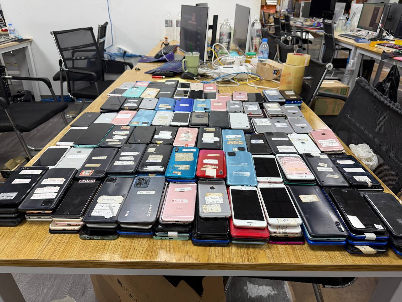 រូបភាពឯកសារ៖ អាជ្ញាធរកម្ពុជា ចុះបង្ក្រាបទីតាំងឆបោកនៅរាជធានី។