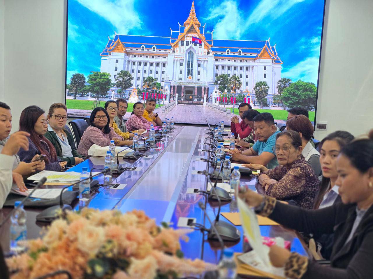 មន្រ្តីក្រសួងរៀបចំដែនដី ជួបដោះស្រាយសំណើប្រជាពលរដ្ឋដែលជាអតិថិជន ជាមួយតំណាងម្ចាស់គម្រោងបុរី កាលពីកន្លងទៅ។