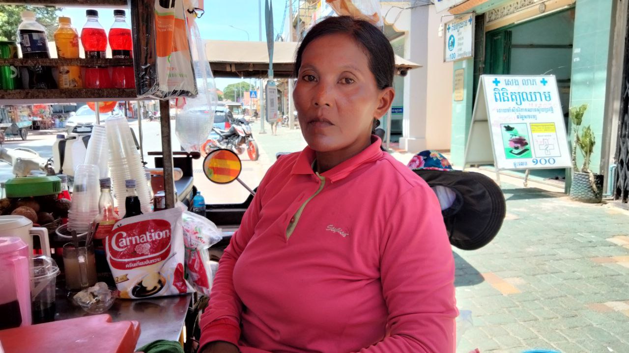 អាជីវករម្នាក់ឈប់តាមផ្លូវលក់ទឹកឱ្យអតិថិជននៅមុខមន្ទីរពេទ្យបង្អែក ខេត្តសៀមរាម។&nbsp;រូបភាព៖ ឃ្លាំង គីមហួយ