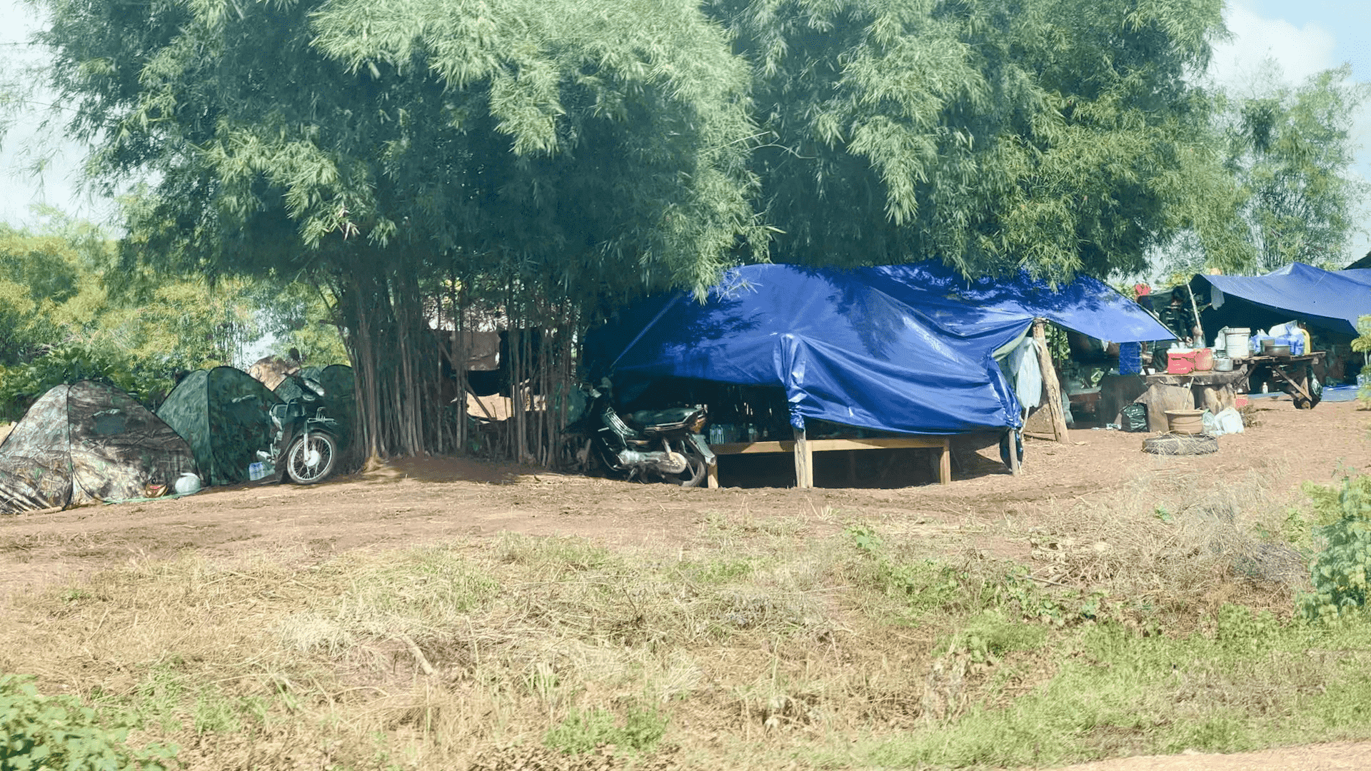 ប្រជាពលរដ្ឋខ្មែរ ផ្អើលនាំគ្នាទៅបោះតង់នៅដីលោកខឹម វាសនា