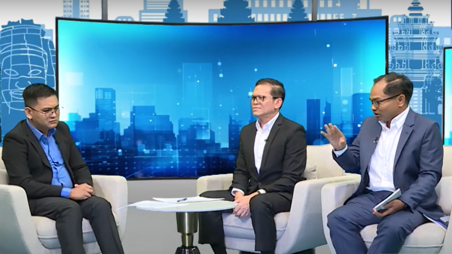 លោក ប៉ែន បូណា (កណ្តាល) ស្ថិតក្នុងកិច្ចពិភាក្សាជាមួយប៊ីធីវី។&nbsp;