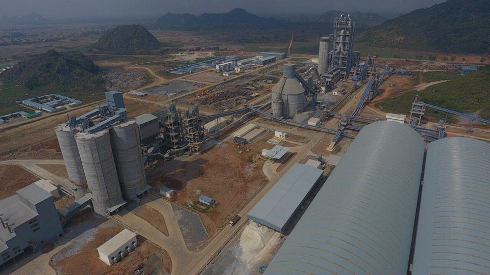 &nbsp; &nbsp; &nbsp; &nbsp; &nbsp; &nbsp; ទិដ្ឋភាព​រោងចក្រ​ផលិត​ស៊ីម៉ងត៍​មួយកន្លែង នៅក្នុងប្រទេសកម្ពុជា