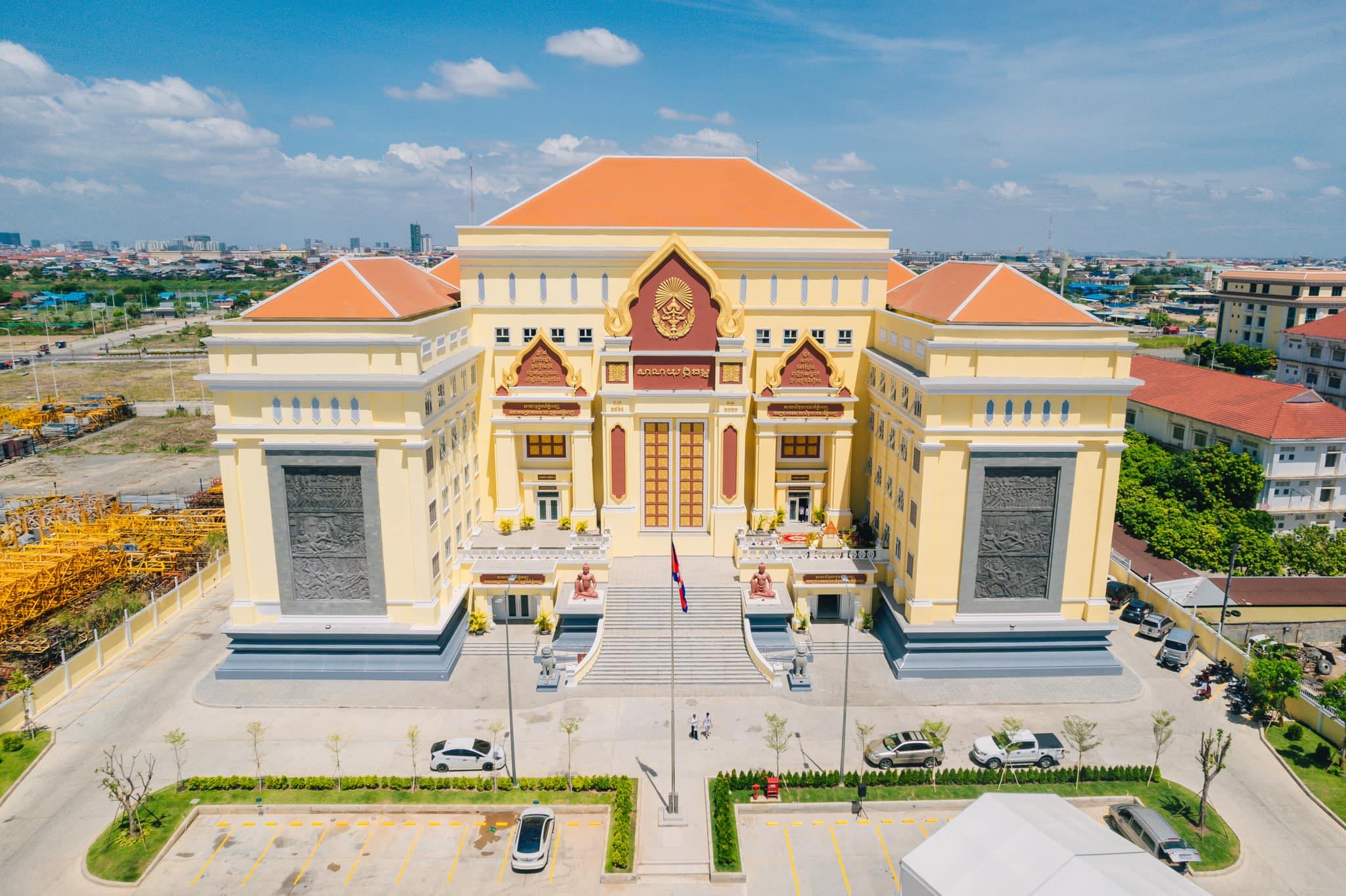 តុលាការរាជធានីភ្នំពេញ និងសាលាឧទ្ធរណ៍ ស្ថិតក្នុងអគារសាលាយុត្តិធម្មតែមួយ