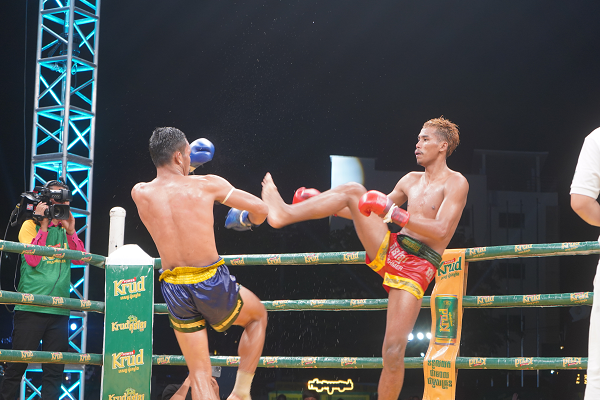 សូត្រ វាសនា (ក្រហម)​និងកីឡាករឡាវ ភេត ចំប៉ា (ខៀវ)