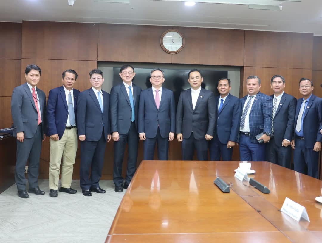 លោក នួន ផារ័ត្ន និង លោក សាំង យុគជុង​ ប្រធាន និងជានាយកប្រតិបត្តិធនាគារស៊ីនហាន&nbsp;