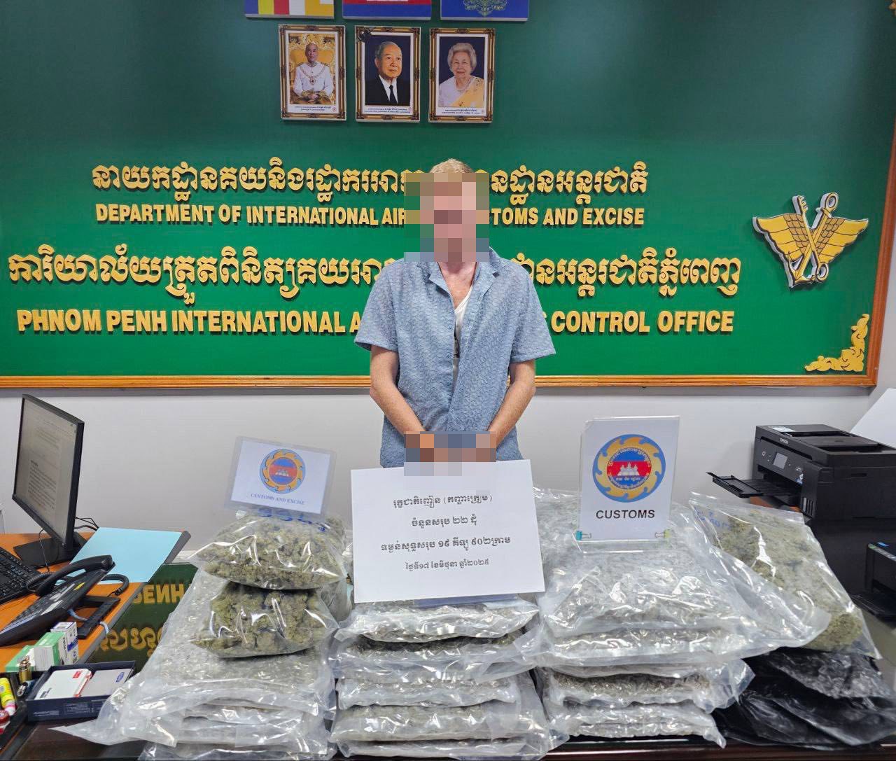 បុរសសញ្ជាតិអង់គ្លេសម្នាក់ នាំកញ្ឆាចេញពីកម្ពុជាត្រូវអាជ្ញាធរចាប់ខ្លួនកាលពីថ្ងៃទី១៧មិថុនា ឆ្នាំ២០២៥។