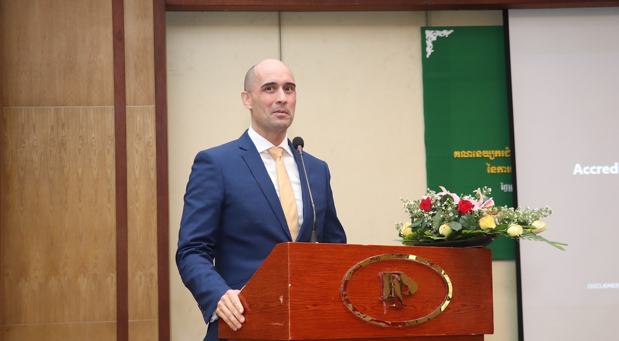 លោក កាស៊ី បាណេត&nbsp;(Casey Barnett) 