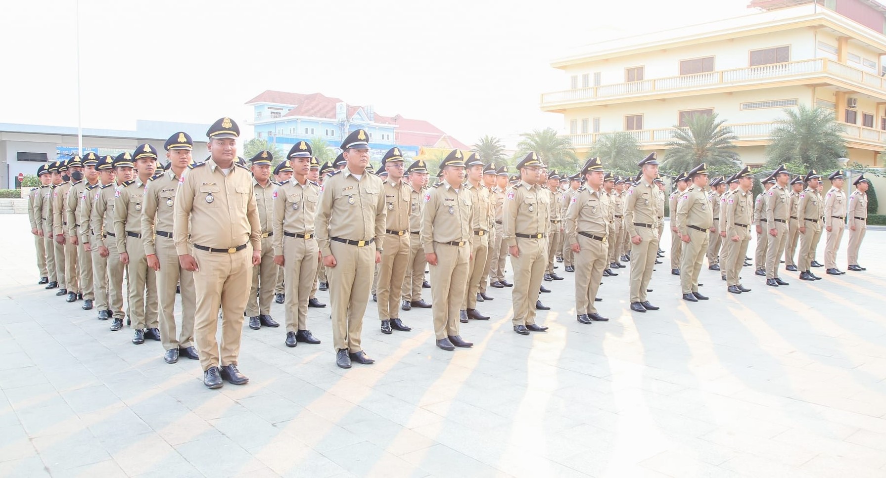 រូបតំណាង៖ នគរបាលរាជធានីភ្នំពេញគោរពទង់ជាតិ (រូបពីស្នងការដ្ឋាននគរបាលរាជធានីភ្នំពេញ)