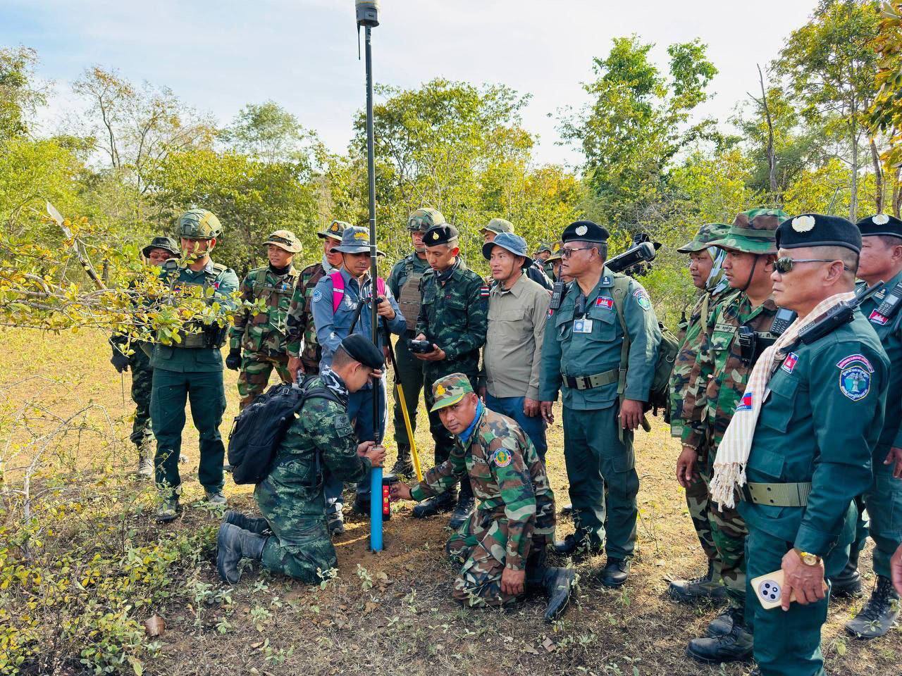ការបោះបង្គោលព្រំដែនបណ្តោះអាសន្ននៅខេត្តបន្ទាយមានជ័យ។ រូបភាព៖&nbsp; អង្គភាពសារព័ត៌មាន AKP&nbsp;&nbsp;