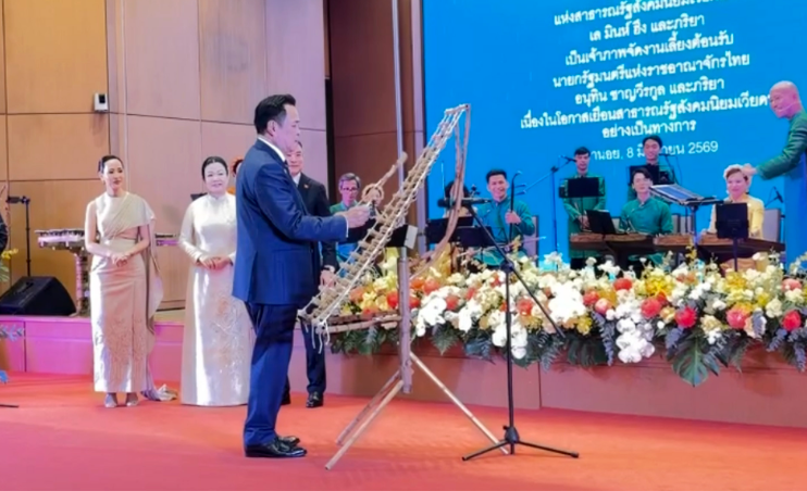 អនុទីន លេងឧបករណ៍តន្រ្តីពេលទៅចូលរួមប្រជុំមួយនៅវៀតណាម។&nbsp;