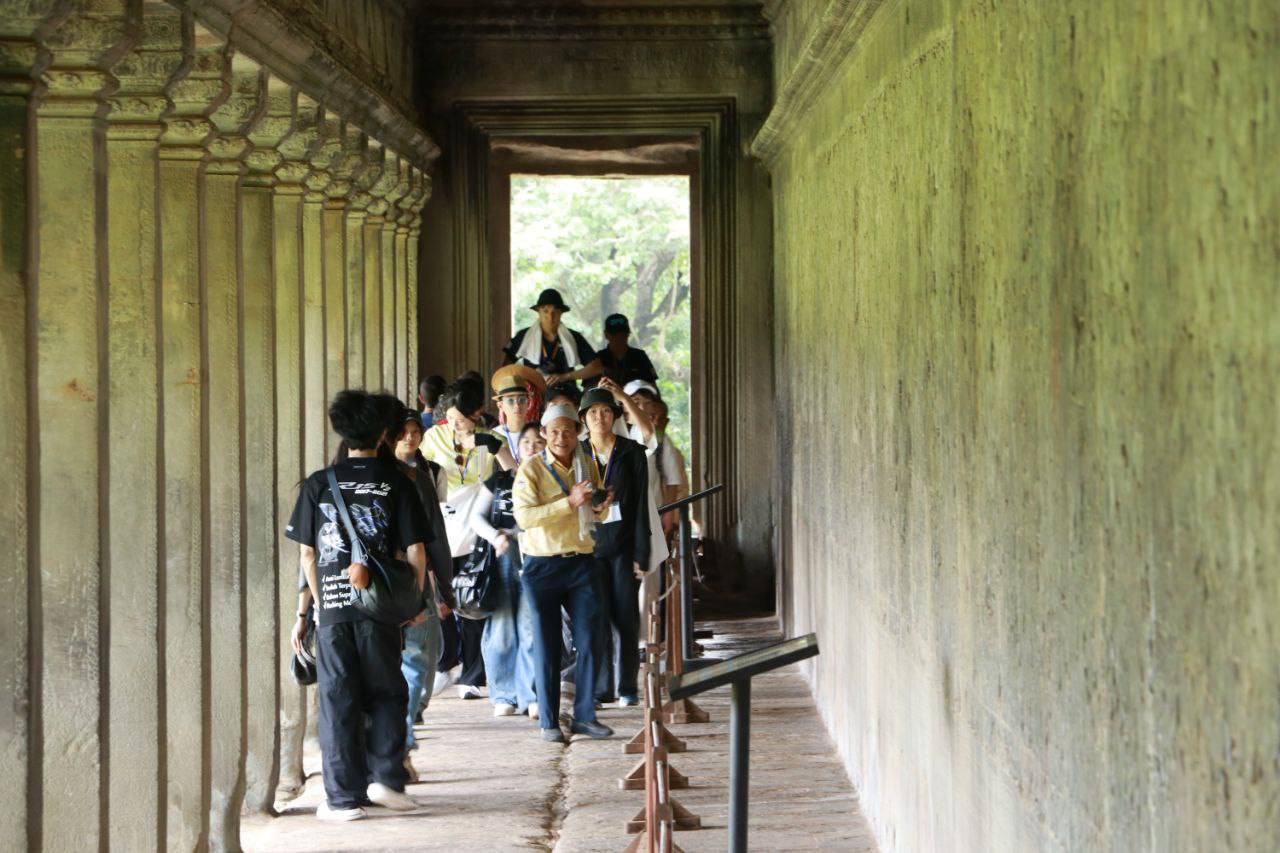 ភ្ញៀវទេសចរកំពុងដើកម្សាន្តនៅរមណីដ្ឋានអង្គរថ្ងៃទី៣១កក្កដា ឆ្នាំ២០២៥។ ប្រភពរូបភាព៖ អាជ្ញាធរជាតិអប្សរា។