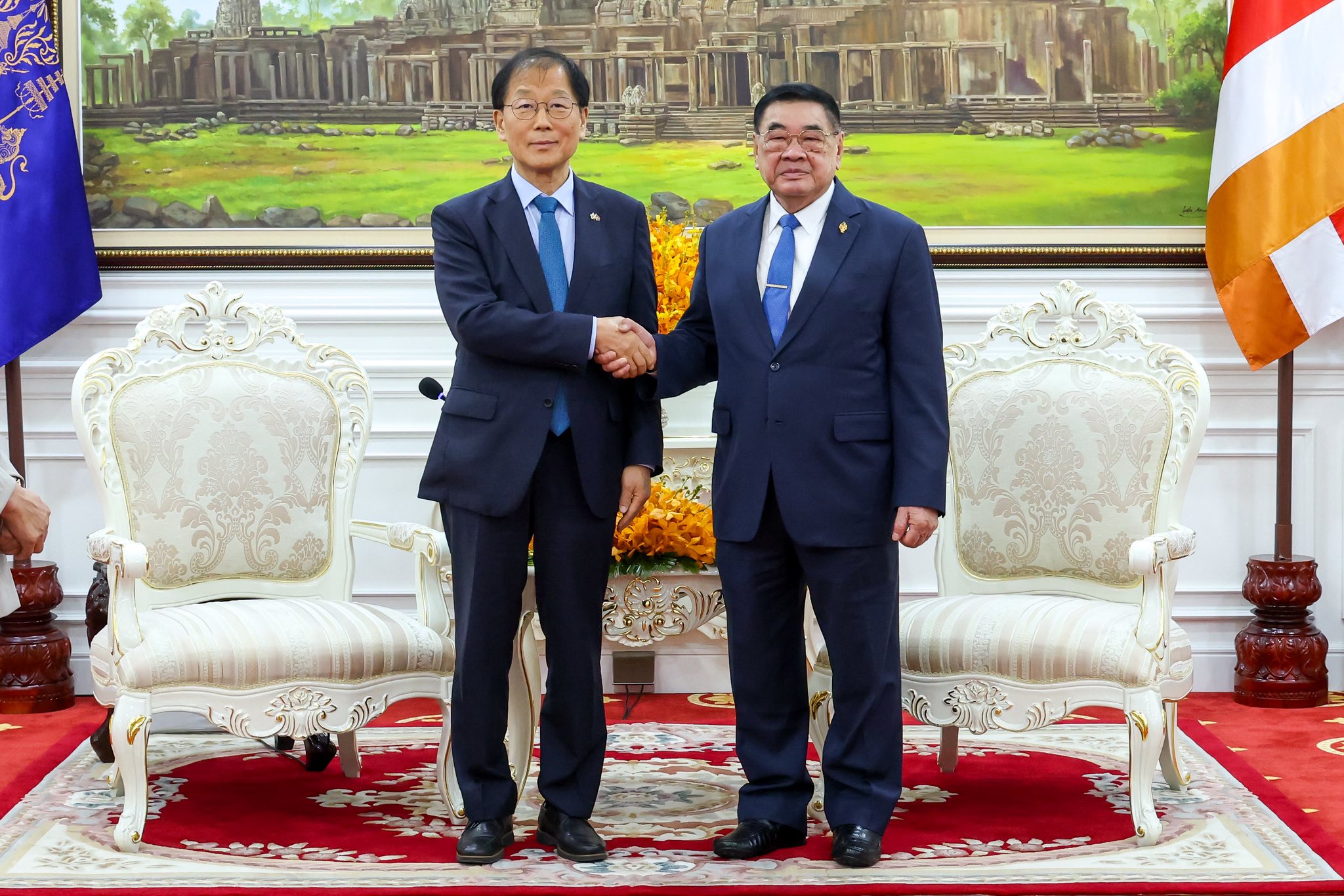 លោក ជាម យៀប អនុប្រធានទី១ នៃរដ្ឋសភា និង លោក យ៉ូន ហូដុក (Yoon Hu-Duk) ប្រធានក្រុមមិត្តភាពសភាកូរ៉េ-កម្ពុជា។ រូបភាព៖ រដ្ឋសភា