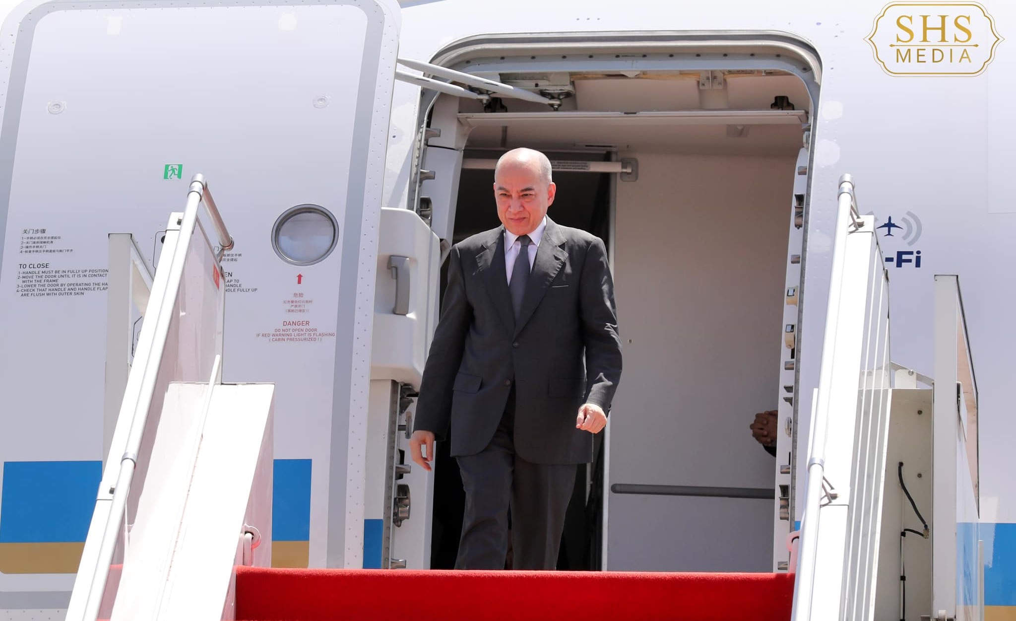 ព្រះមហាក្សត្រ ស្តេចយាងចុះយន្តហោះ នៅព្រលានយន្តហោះភ្នំពេញ នាព្រឹកថ្ងៃទី៧ ខែតុលា ឆ្នាំ២០២៤ បន្ទាប់ពីទ្រង់បញ្ចប់កិច្ចប្រជុំកំពូលហ្វ្រង់កូហ្វូនីនៅប៉ារីស។&nbsp;