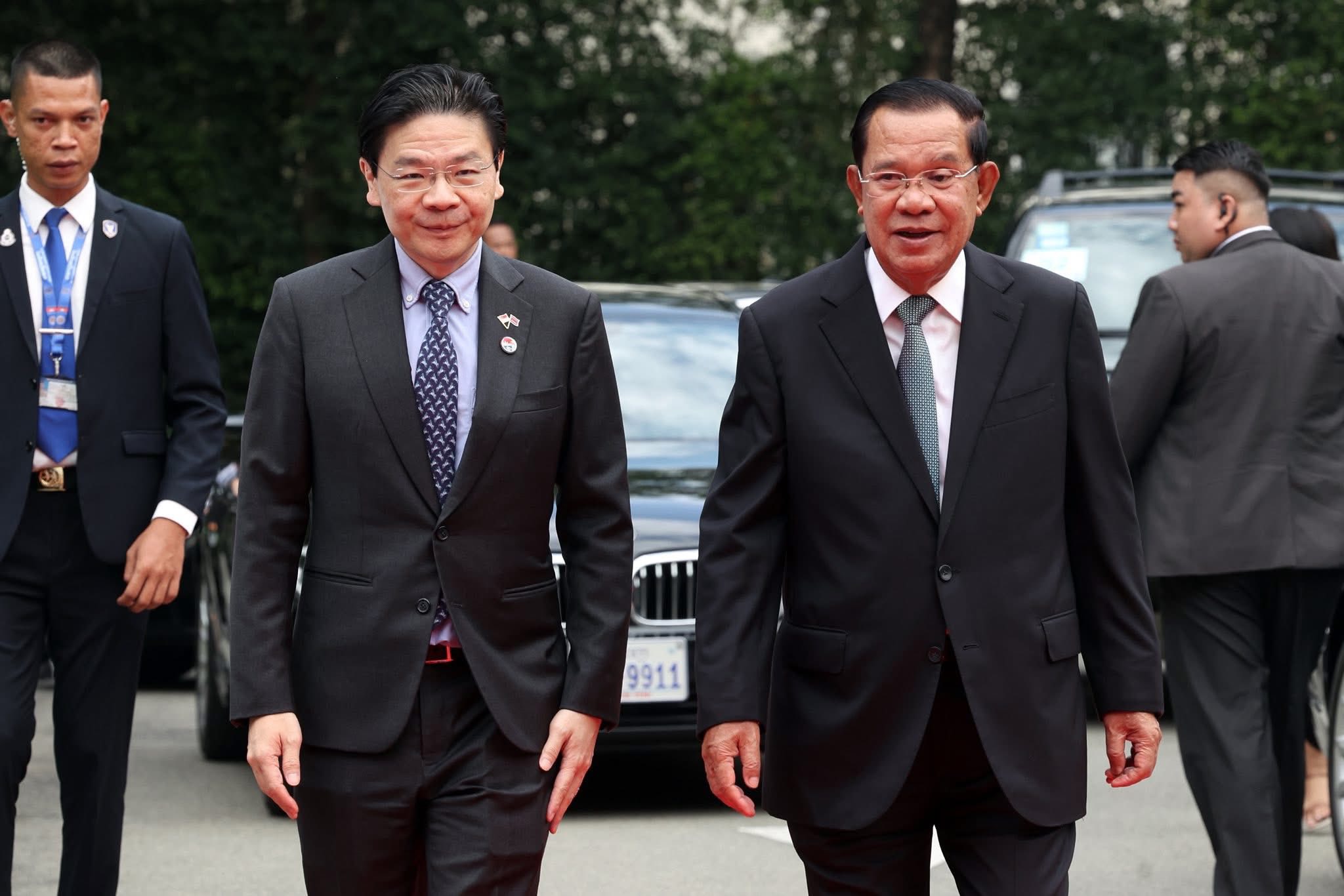 លោក ឡរ៉េន វ៉ុង នាយករដ្ឋមន្រ្តីសិង្ហបុរី និងសម្ដេចតេជោ ហ៊ុន សែន ប្រធានព្រឹទ្ធសភានៃកម្ពុជា។