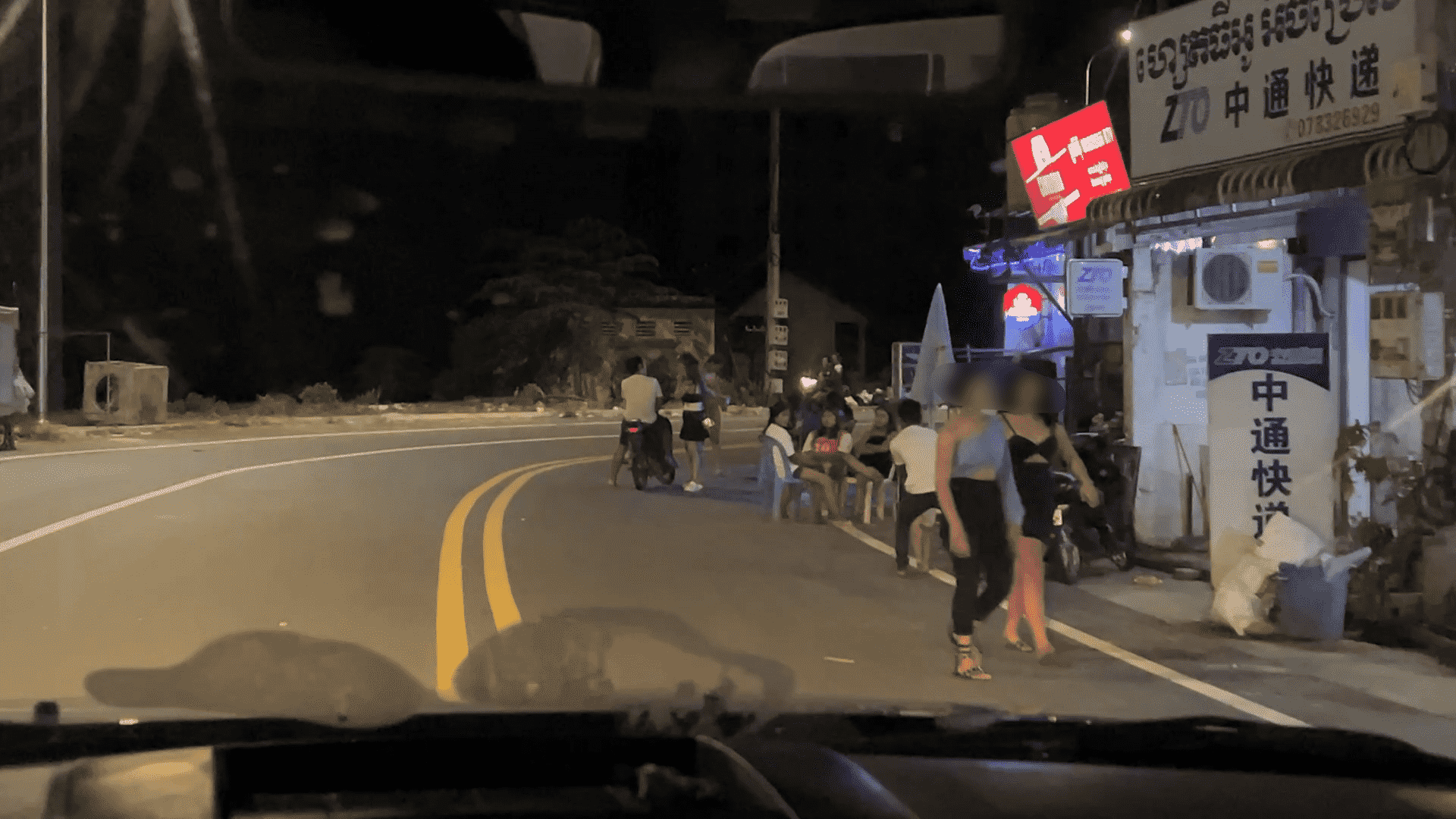 ក្រុមនារីរកស៊ីផ្លូវភេទនៅតាមបណ្តោយផ្លូវពីតោពីរ ឆ្ពោះទៅតំបន់ខ្សាច់-ស