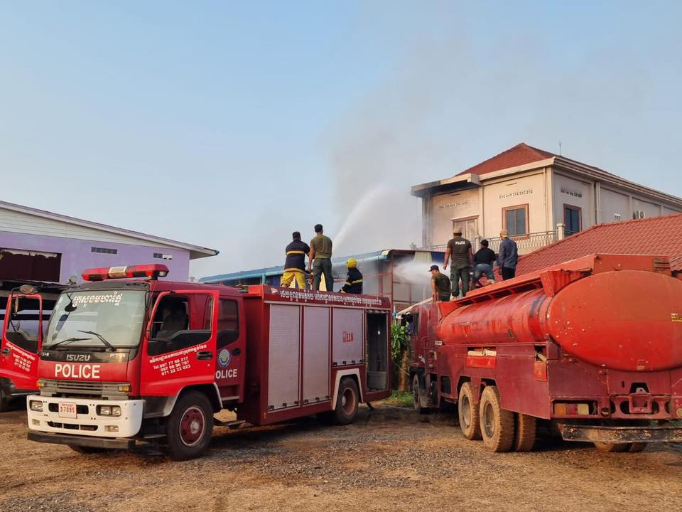 ករណីអគ្គិភ័យស្ថិត នៅភូមិ​អូរជញ្ជៀន ឃុំ​អន្លង់វែង ស្រុក​អន្លង់វែង ខេត្ត​ឧត្ដរមានជ័យ​។ រូបភាព៖ នាយកដ្ឋាននគរបាលបង្ការពន្លត់អគ្គិភ័យ និងសង្រ្គោះ