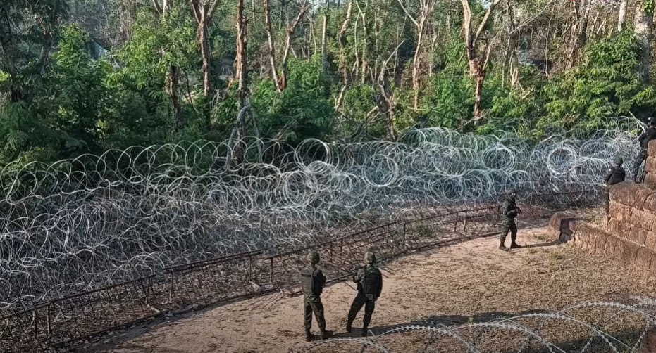 យោធាឈ្លានពានថៃ ស្រាស់បន្លាលួសព័ទ្ធប្រាសាទខ្មែរនៅតាមព្រំដែន។