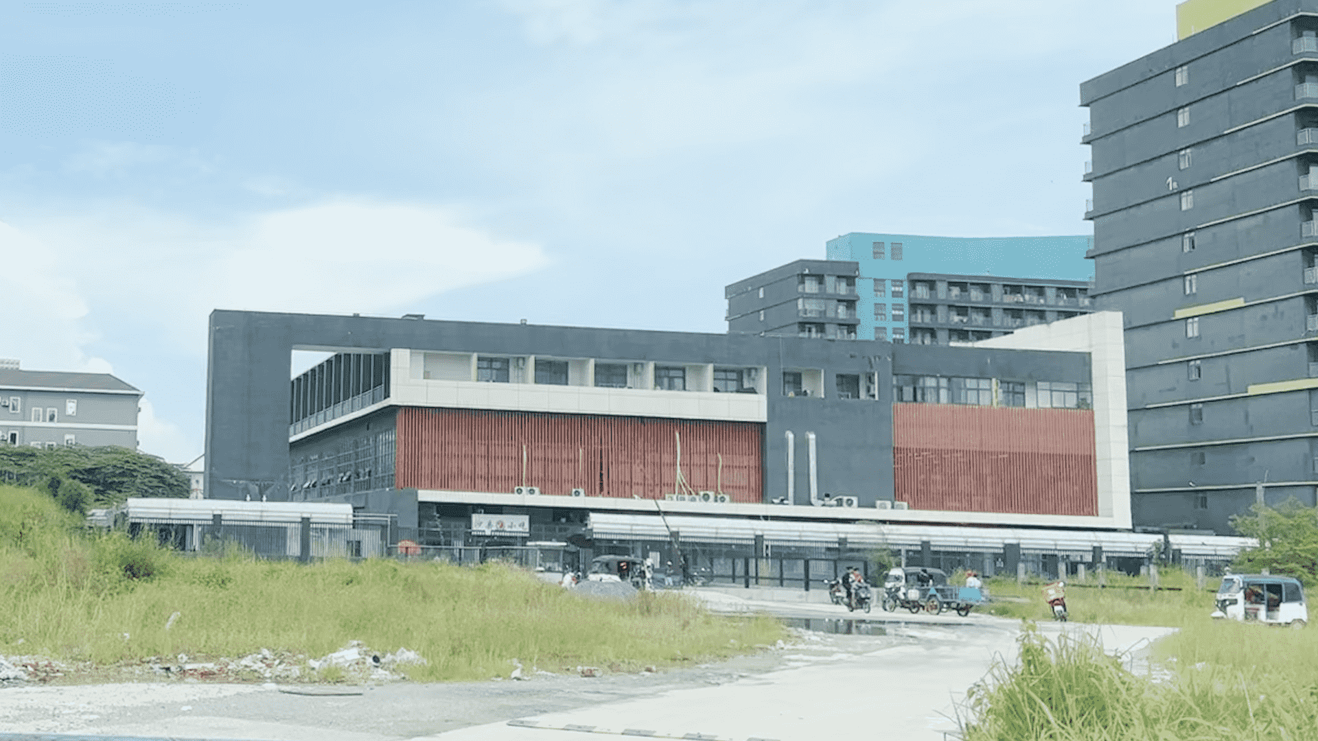 អគារខ្មៅ ឬជីងប៉ី៤ ដែលប្រជាពលរដ្ឋអះអាងថា មានបើកកាស៊ីណូអនឡាញខុសច្បាប់