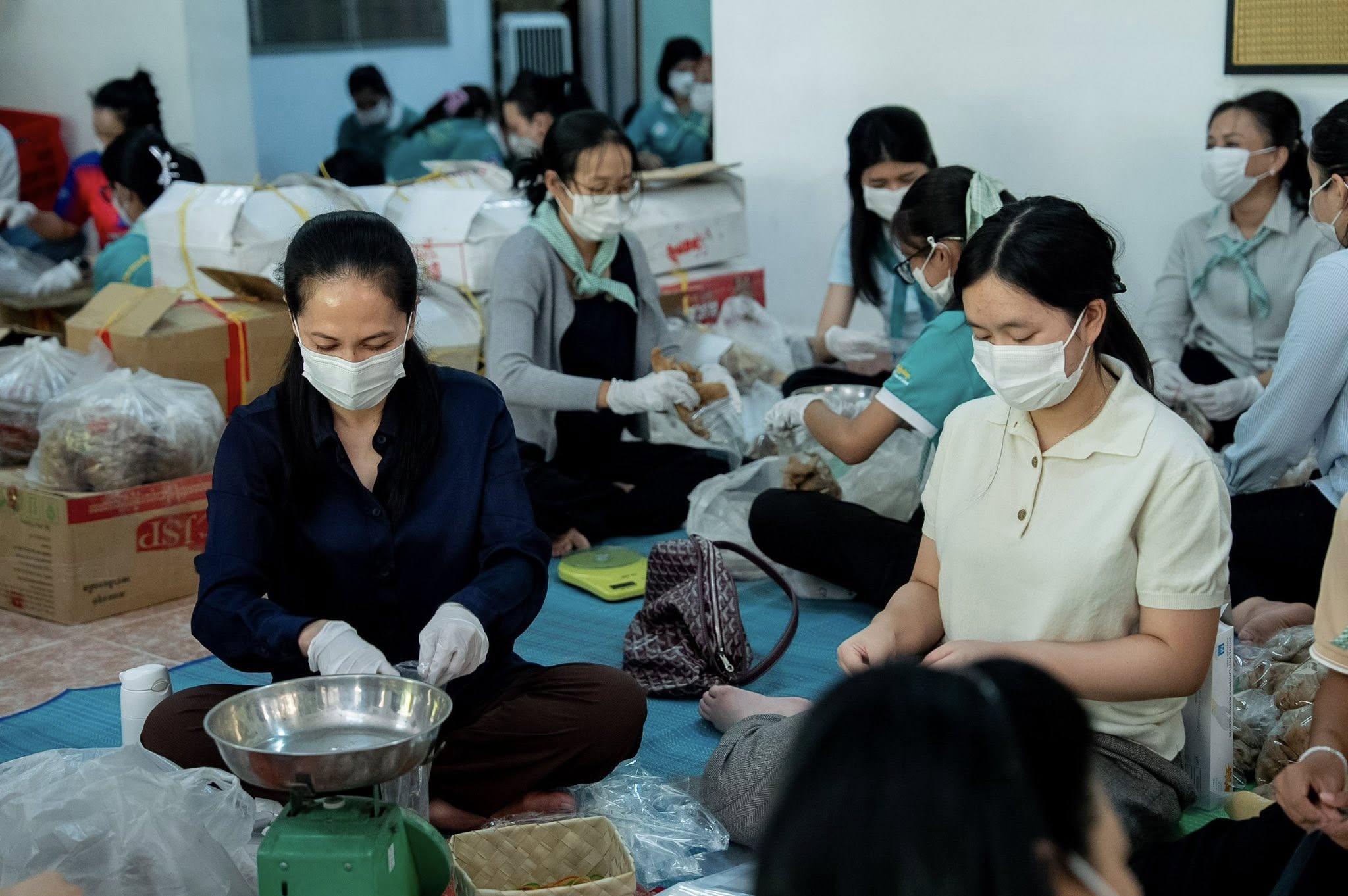 លោកជំទាវបណ្ឌិត ពេជ ចន្ទមុន្នី កំពុងរៀបចំស្បៀងអាហារជូនវីរកងទ័ព និងបងប្អូនជនភៀសសឹក&nbsp;