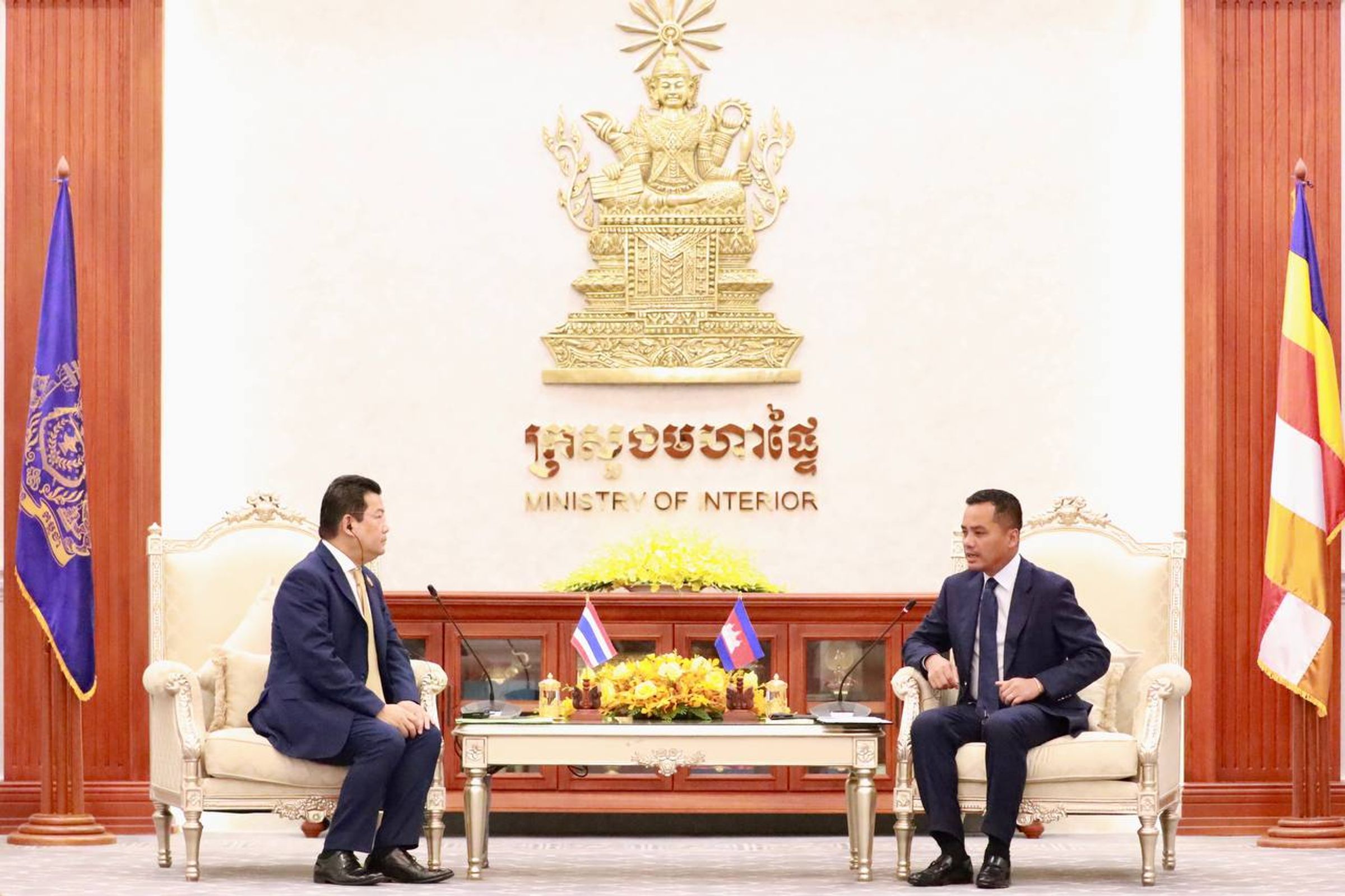 លោក តុល្យ ត្រ័យសូរ័ស (ตุลย์ ไตรโสรัส)&nbsp;ឯកអគ្គរាជទូតថៃ (ឆ្វេង) និងលោកឧបនាយករដ្ឋមន្ត្រី អភិសន្តិបណ្ឌិត ស&nbsp;សុខា