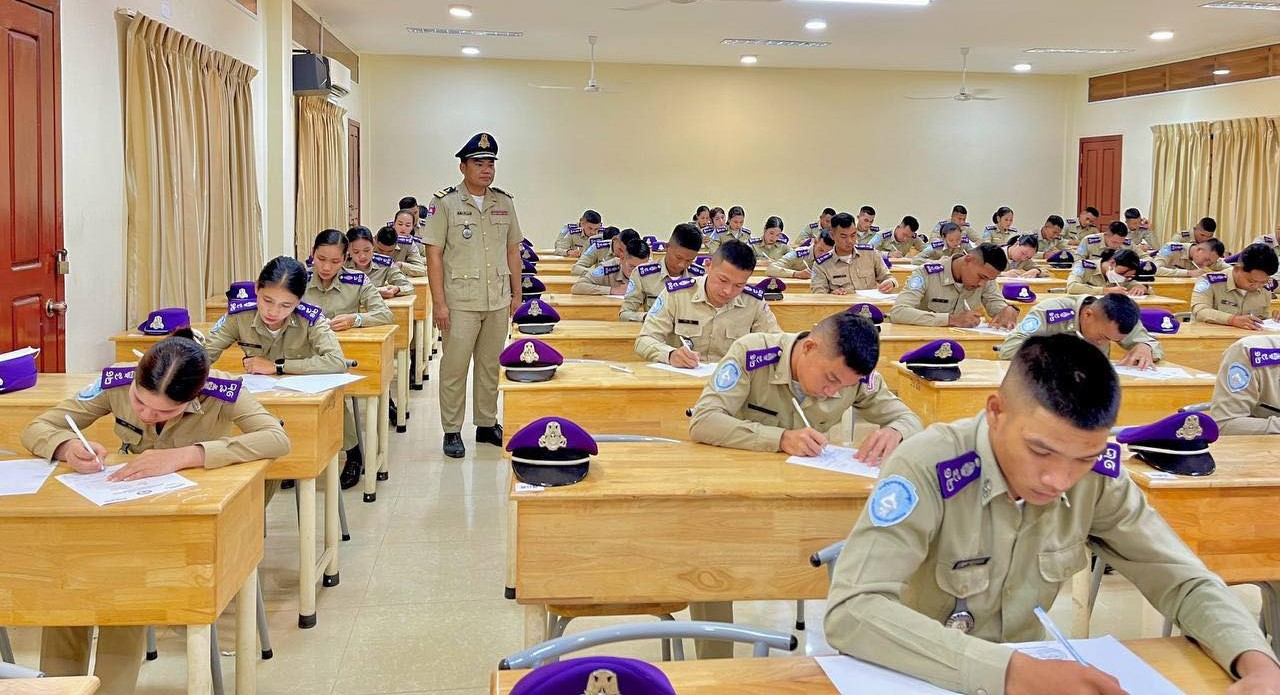 វិទ្យាស្ថានបណ្តុះបណ្តាលវិជ្ជាជីវៈនគរបាល រៀបចំប្រឡងបញ្ចប់ឆមាស ថ្នាក់បរិញ្ញាបត្រវិទ្យាសាស្រ្តនគរបាល កាលពីខែមីនា ឆ្នាំ២០២៤។ រូបពី៖ បណ្ឌិត្យសភានគរបាលកម្ពុជា