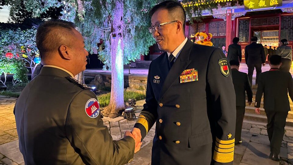 លោកឧបនាយករដ្ឋមន្ត្រី ទៀ សីហា រដ្ឋមន្ត្រីការពារជាតិកម្ពុជា  និងលោក តុង ជុន រដ្ឋមន្ត្រីការពារចិន&nbsp;&nbsp;