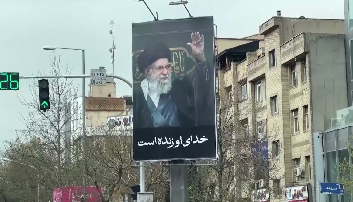 រូបលោក អាលី ខាមេណា តាមដងផ្លូវ