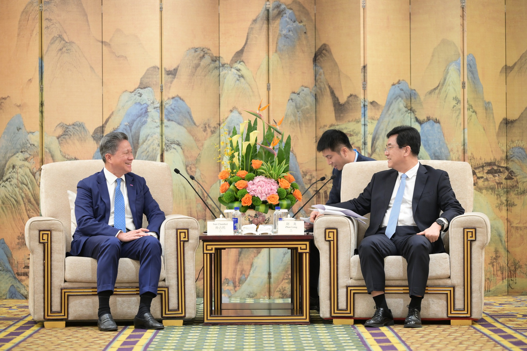 លោកឧបនាយករដ្ឋមន្រ្តី ស៊ុន ចាន់ថុល អនុប្រធានទី១ក្រុមប្រឹក្សាអភិវឌ្ឍន៍កម្ពុជា និង លោក ចាវ ឡុង អភិបាលខេត្តហ្វូជៀន នៃសាធារណរដ្ឋប្រជាមានិតចិន