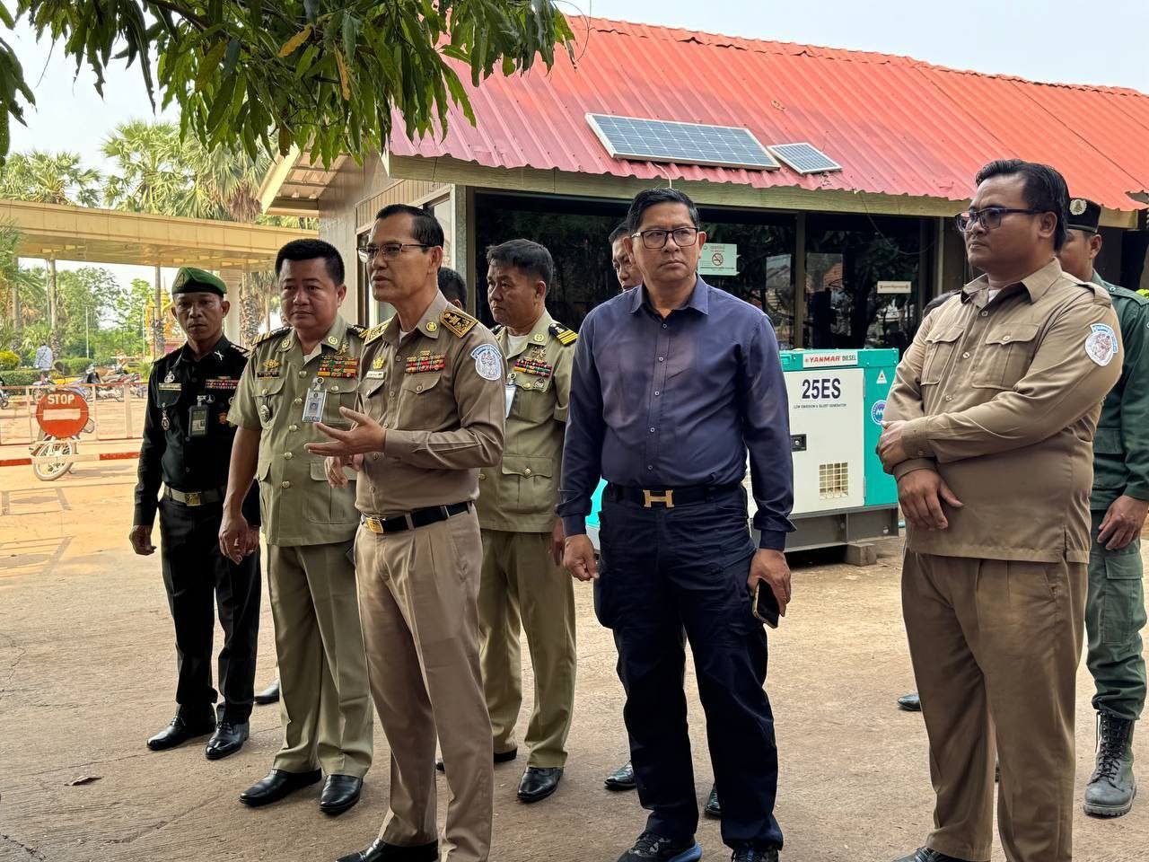 ទិដ្ឋភាពមន្ត្រីប្រចាំនៅទីតាំងឆ្លងដែនកម្ពុជា-ថៃ(ប្រភព៖ក្រសួងការងារថ្ងៃទី១០មេសា ឆ្នាំ២០២៥)។