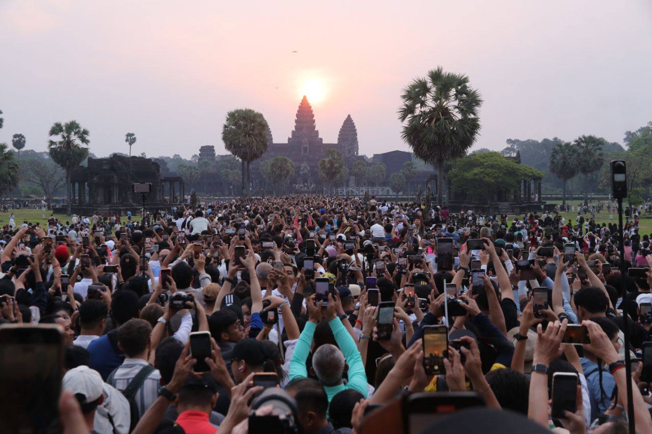 ទិដ្ឋភាពភ្ញៀវទេសចរ ទៅទស្សនាបាតុភូត«សមរាត្រី»ថ្ងៃដំបូង ក្នុងឆ្នាំ២០២៥