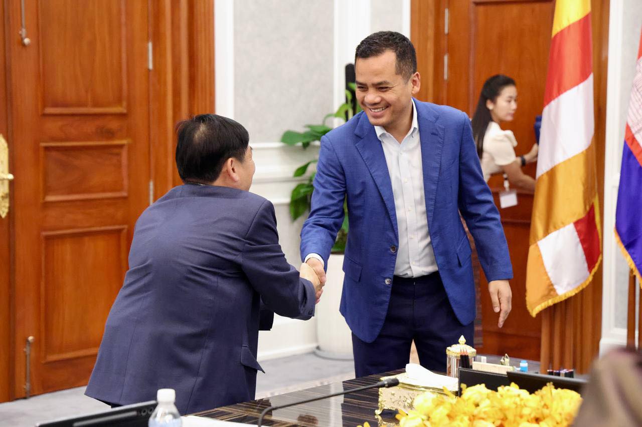 លោក ហេង សួរ រដ្ឋមន្រ្តីក្រសួងការងារ និងលោក ស សុខា រដ្ឋមន្រ្តីក្រសួងមហាផ្ទៃ