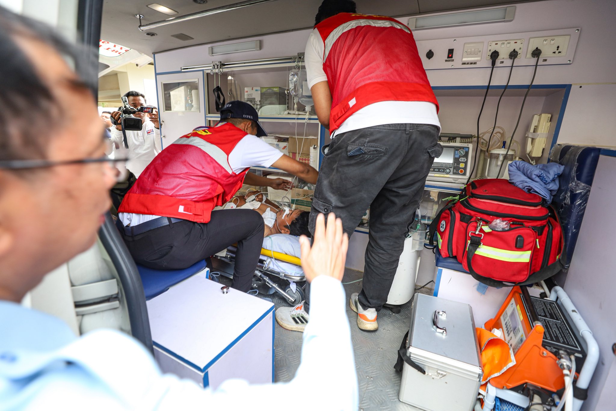 ក្រុមគ្រូពេទ្យកំពុងសង្រ្គោះពលរដ្ឋរងគ្រោះដោយសារការវាយប្រហាររបស់យោធាថៃ នៅក្នុងភូមិព្រៃចាន់។