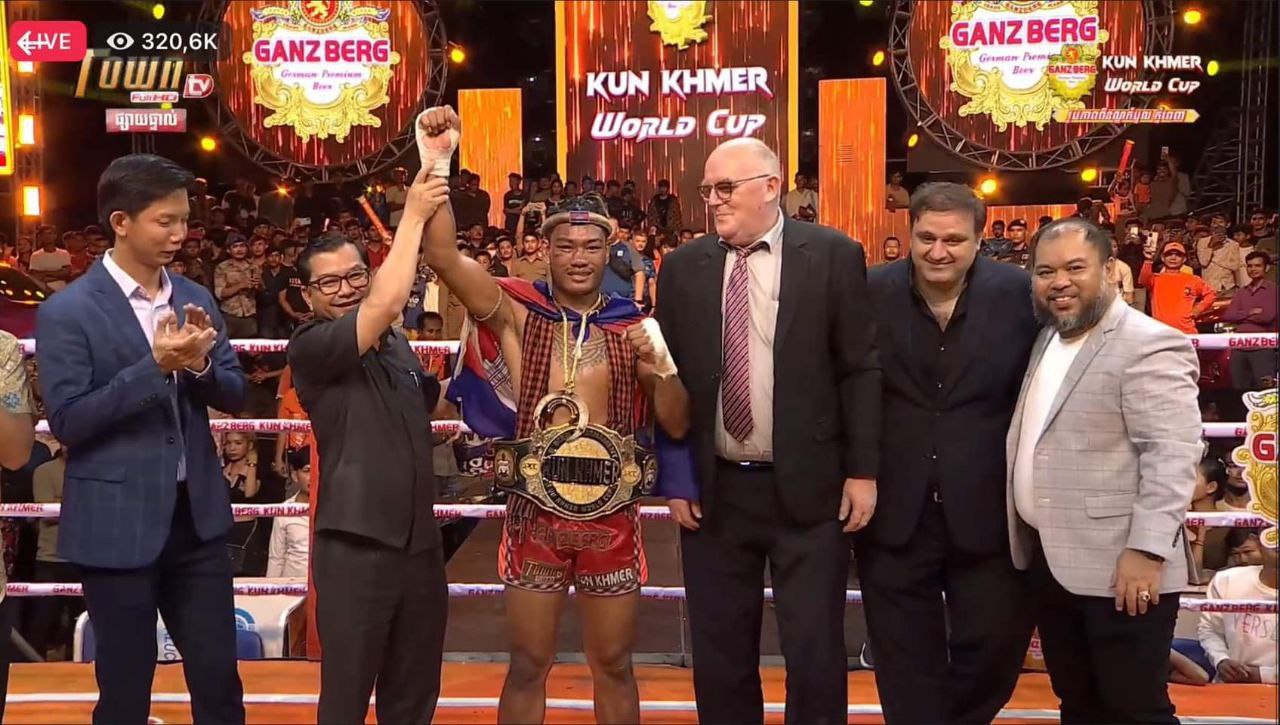 ធឿន ធារ៉ា ប្រកួតបានជើងឯកខ្សែក្រវាត់គុនខ្មែរវើលដ៍ខាប់ ឬ (Kun Khmer World Cup 8 Men Tournament) នាពេលកន្លងមក