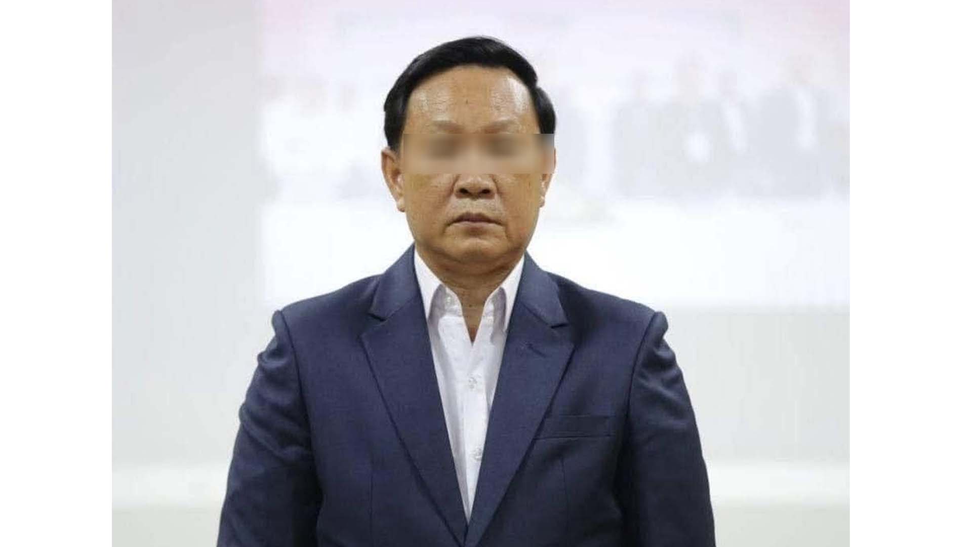 លោក ស៊ាន បូរ៉ាត មានតួនាទីជា រដ្ឋលេខាធិការក្រសួងអប់រំ និងជាអនុប្រធានអង្គភាពប្រឆាំងអំពើពុករលួយ។