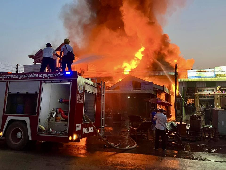 ករណីអគ្គិភ័យស្ថិត នៅភូមិ​អូរជញ្ជៀន ឃុំ​អន្លង់វែង ស្រុក​អន្លង់វែង ខេត្ត​ឧត្ដរមានជ័យ​។ រូបភាព៖ នាយកដ្ឋាននគរបាលបង្ការពន្លត់អគ្គិភ័យ និងសង្រ្គោះ 