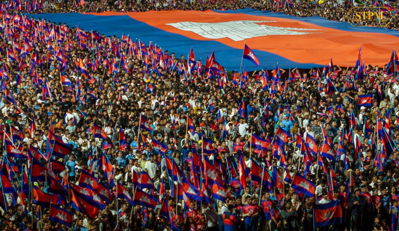 ទិដ្ឋភាពក្នុងកម្មវិធី តស់! យើងរួមគ្នារួមគ្នាច្រៀងចម្រៀងជាតិ ដើម្បីគាំទ្រដល់វីរកងទ័ពជួរមុខ នៅពហុកីឡដ្ឋានជាតិអូឡាំពិក កាលពីល្ងាចថ្ងៃទី១៩កក្កដាម្សិលមិញ។