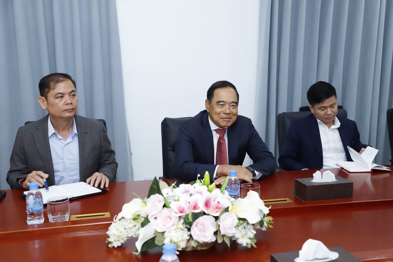 លោកទេសរដ្ឋមន្រ្តីលី ធុជ អនុប្រធានទី១ អាជ្ញាធរមីន(អង្គុយកណ្តាល)