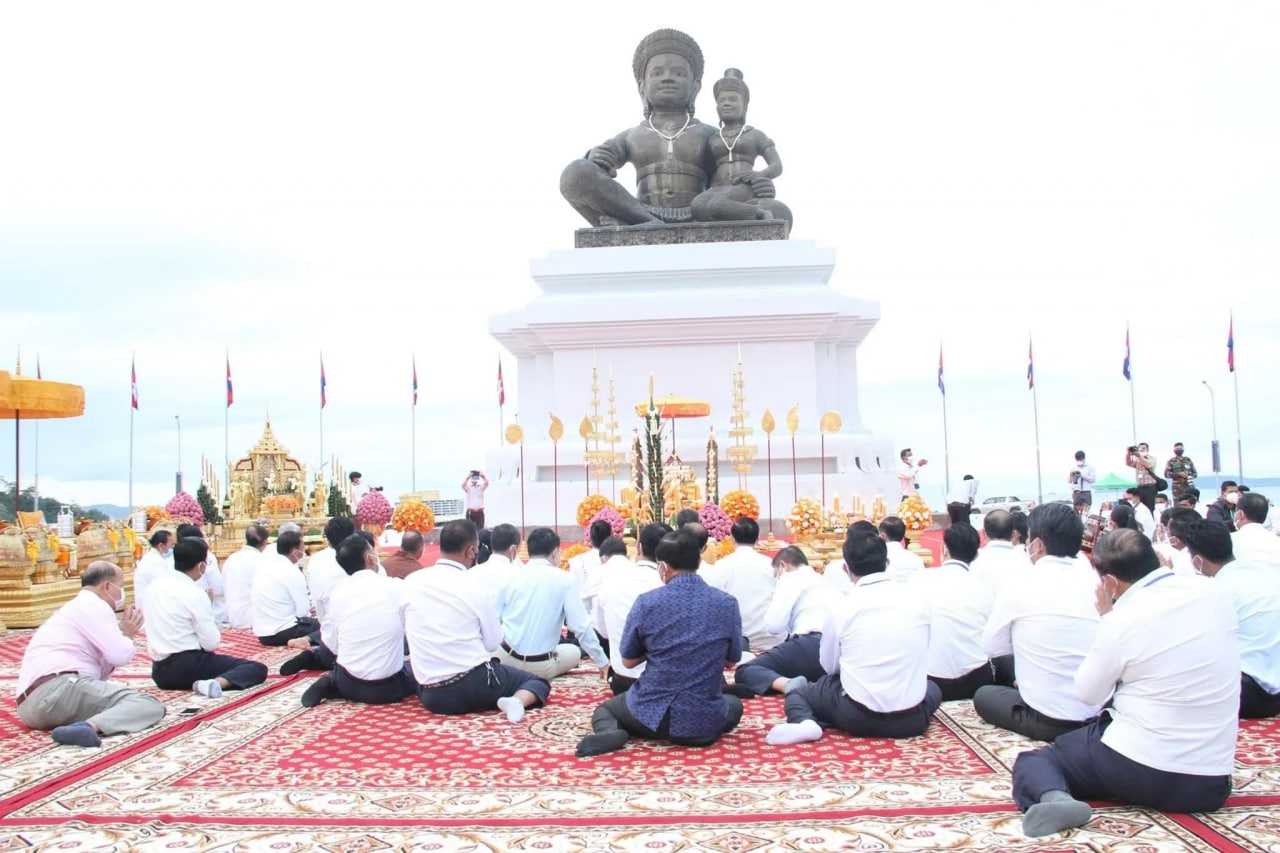 រូបសំណាកព្រះសិវៈ និងព្រះនាងឧមាវតី <br>