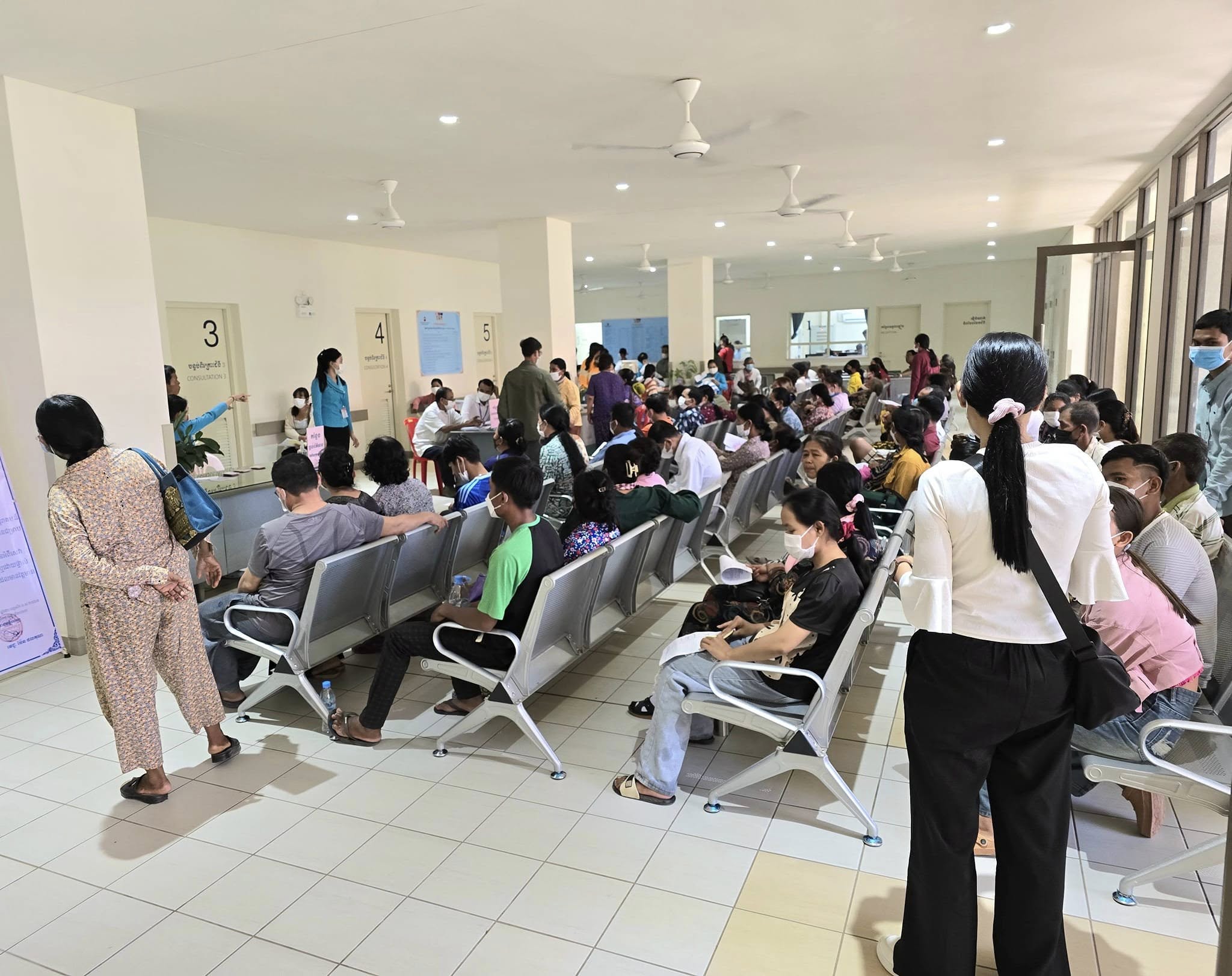 ប្រជាពលរដ្ឋទៅពិនិត្យ និងព្យាបាលជំងឺនៅមន្ទីរពេទ្យបង្អែកខេត្តសៀមរាប។ រូបតំណាង