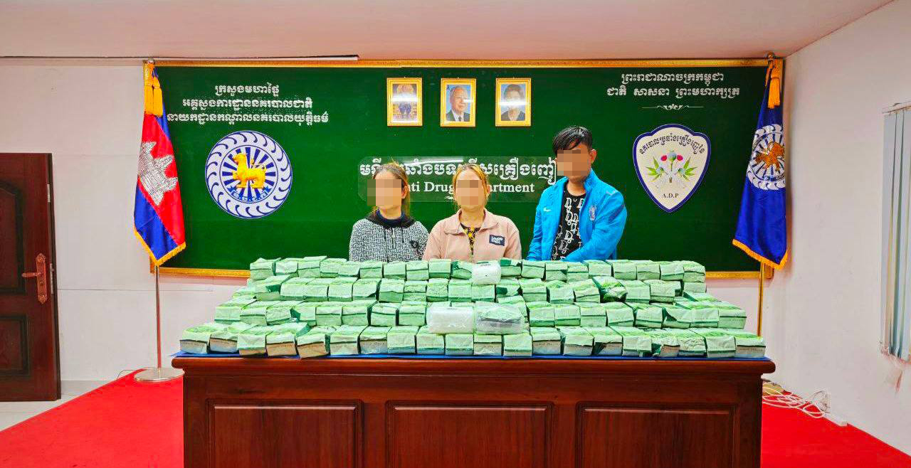 ជនជាតិខ្មែរប្រុសស្រី៣នាក់ត្រូវអាជ្ញាធរឃាត់ខ្លួន និងរឹបអូសគ្រឿងញៀនបានជិត ២០០គីឡូក្រាម កាលពីថ្ងៃទី២២ មីនា។